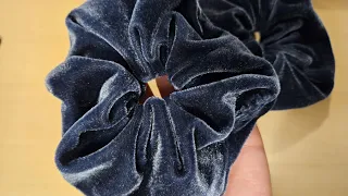 Make an easy hair band.Scrunchie Tutorial. Об'ємна резинка для волосся.