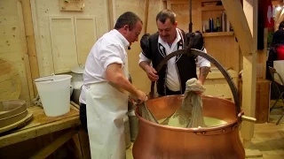 Fabrication d'un Gruyère AOP Suisse