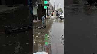 В Алматы во время дождя вода подтопила тротуар #standardkz