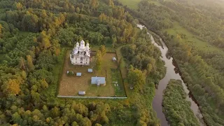 Воронцовская пустынь. Воронцовский собор среди лесов.