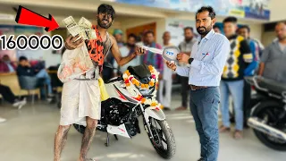 Beggar Buying New Sport Bike Worth ₹160000 -😂 भिखारी देखकर धक्का दे दिया - Very Shocking