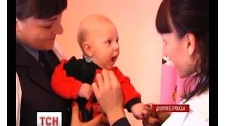 На Дніпропетровщині непутяща мати залишила немовля на капоті чужої машини