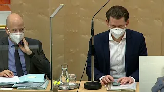 Bundeskanzler Sebastian Kurz spielt im Nationalrat mit seinem Handy