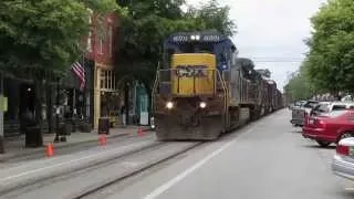 CSX Streetrunning, Huge Freight Train In The Middle Of Main Street! Close Clearances! HD