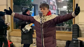 Живая уличная музыка в морозном Санкт-Петербурге: live-версия песни Би-2 «Полковнику никто не пишет»