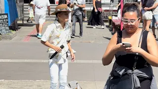 INCRÍVEL A VOZ DESSE GAROTO CANTANDO DEBAIXO DE UM SOL DE 40 GRAU NA AV PAULISTA SÃO PAULO