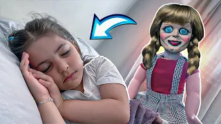 A BONECA AMALDIÇOADA APARECEU DO LADO DA NOSSA FILHA ADOTIVA!!