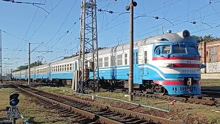 Електропоїзд ЕР2-582 з приміським поїздом №6686 Красноград - Харків на станції Харків-пас.