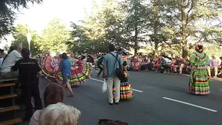Desfile final del Festival Folclórico de los Pirineos, Grupo de Méjico.