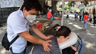 Un invidente me da un MASAJE CALLEJERO en MÉXICO: el mejor 🇲🇽