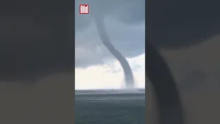 Riesiger Tornado über dem Gardasee #shorts