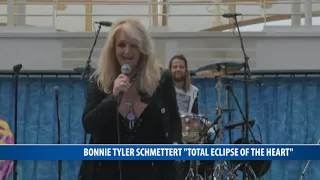 Bonnie Tyler schmettert "Total Eclipse Of The Heart"