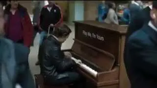 Профессионал-пианист поиграл на случайно попавшемся пианино :)