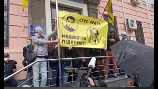 Тітушня не дає повішати банер під час суду Медведчука. Банер вдалося врятувати в бою.