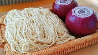 Don't cook the noodles directly, add 2 onions, it's more fragrant than meat, it's greedy!