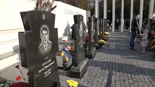 У Сумах встановили пам’ятник Небесній сотні до Дня захисника України