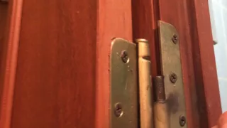 Самый простой способ устранения усадки межкомнатной двери