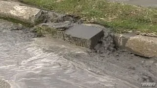 浦安市で発生した液状化現象 【視聴者提供映像】