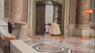 Papa Francesco chiude la Porta Santa di San Pietro