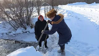 Подготовка места на ручье для полоскания белья.