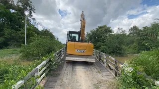 DETIK-DETIK EXCAVATOR MINI SEBERANGI  JEMBATAN KAYU, PERBAIKN JALAN PEMUKIMAN TRANSMIGRASI SEPUNGGUR