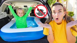 Aventure dans la piscine gonflable de Chris et maman