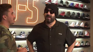 El Ezequiel comprando Sneakers en Drop-Shop