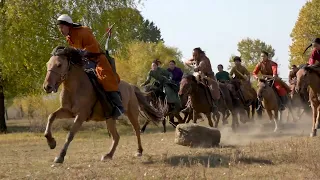 Autumn hunting style Mongolian horseback archery