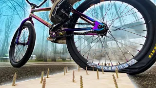 Кто ПРОБЬЁТ колесо на BMX первым??? Прыгаем на бэмах через шипы!