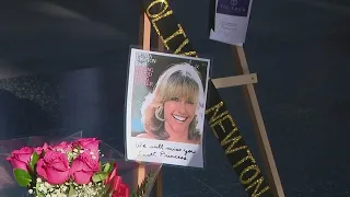 Fans pay tribute to Olivia Newton-John