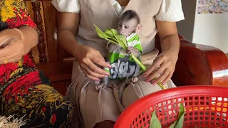 Super Cute Baby Tobai Sit Look Mom And Grandma Cutting Vegetables