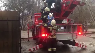 На пожаре в Севастополе спасли семью с маленьким ребенком