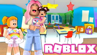 Familia Roblox - Llevo a Mi Bebe Bloxy al Daycare - Titi Juegos