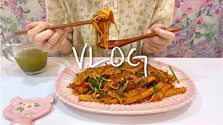 Vlog) 쉬운 자취요리🌹 새우부추전, 부추비빔밥, 라구파스타, 치즈올리브치아바타, 카이막, 팟타이, 짜조, 가래떡구이, 비빔당면(빨간잡채) / 구목정공원, 윗골공원, 리치커피숍