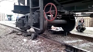 Train Locomotive: Rise of a derailed car using frogs | Подъем сошедшего вагона с помощью лягушек