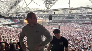 Bohemian Rhapsody sung by thousands at London Stadium | Green Day - Hella Mega Tour