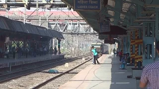 Dont Try This : Stupid Boys Clicks Selfie with Running Train then Dances Idiotically : Fun + Danger