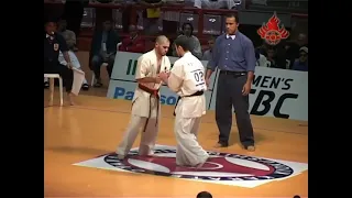 Karate Kyokushin - Mundial por equipe  World Cup (2002) Eduardo Tanaka vs. Arthur Unezhev