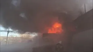 Под Волгоградом тушат пожар на складе лакокрасочных материалов