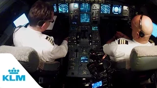 How pilots communicate with Air Traffic Control | Cockpit Tales | KLM