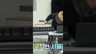 jungkook vs giant keyboard 🤣