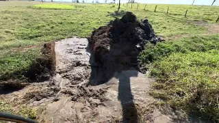 ESTOURANDO ATERRO DE REPRESA 🌊 Escavadeira hidráulica op iago