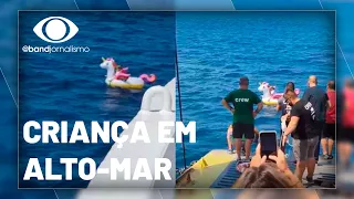 Criança é resgata em alto-mar por capitão na Grécia