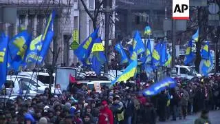 Hundreds of thousands of Ukrainians rallied in the center of Kiev on Sunday in the biggest protest s