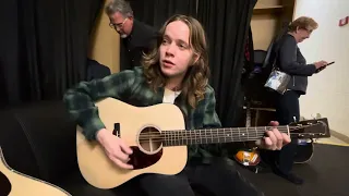 Billy Strings playing an Ole Rufus guitar.