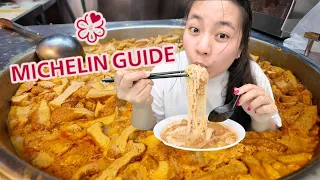 Michelin Guide CURRY CHICKEN BEE HOON (Ah Heng) at Hong Lim Market | CHINATOWN Singapore