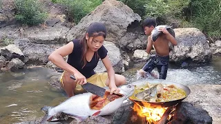 Survival skills: Big fish curry delicious for food and Natural red apple- Survival cooking in forest