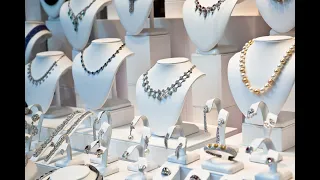 The Do's and Don'ts of Jewelry Store Etiquette