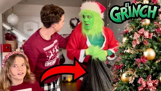 Pillamos al GRINCH robando REGALOS y HACEMOS RETOS con él/ Mika Sofi Boms