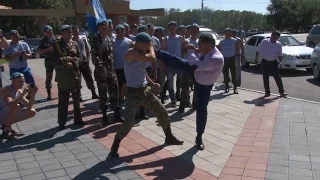 День ВДВ. Спарринг Главы Тувы с бойцом ВДВ.